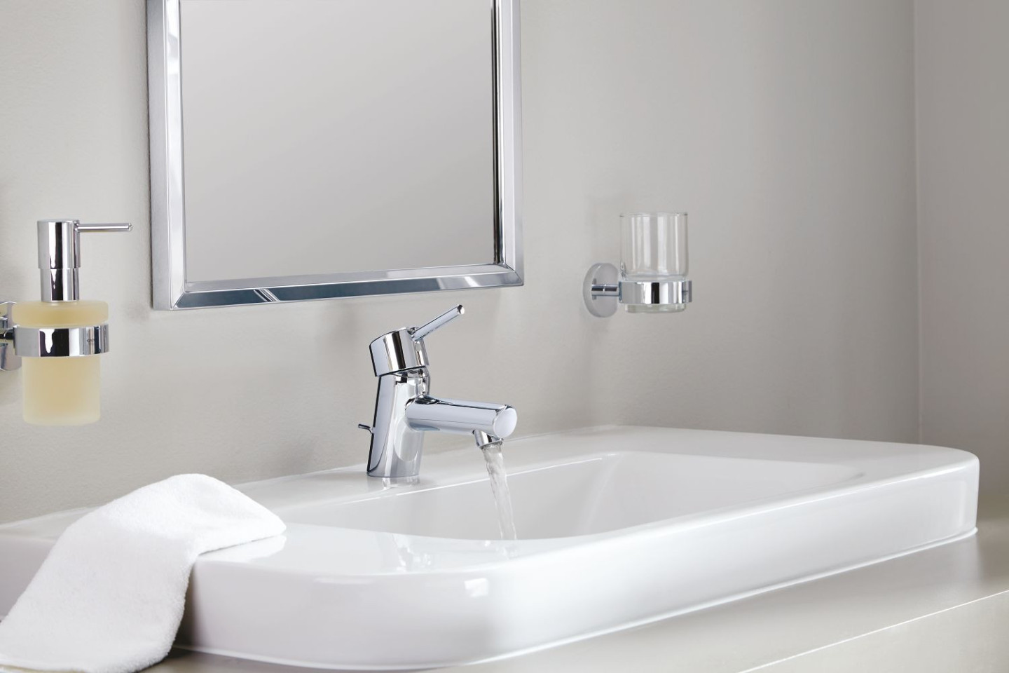 GROHE ESSENTIALS dávkovač tekutého mýdla 160 ml, nástěnný, sklo, chrom 40448001 Obrázek - fotka