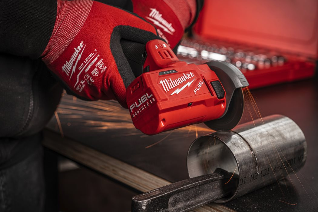 MILWAUKEE M12 FCOT-422X FUEL aku kotoučová pila 76 mm, 12 V, 2x akumulátor 4,0+2,0 Ah, nabíječka, kufr, příslušenství 4933464619 Obrázek - fotka