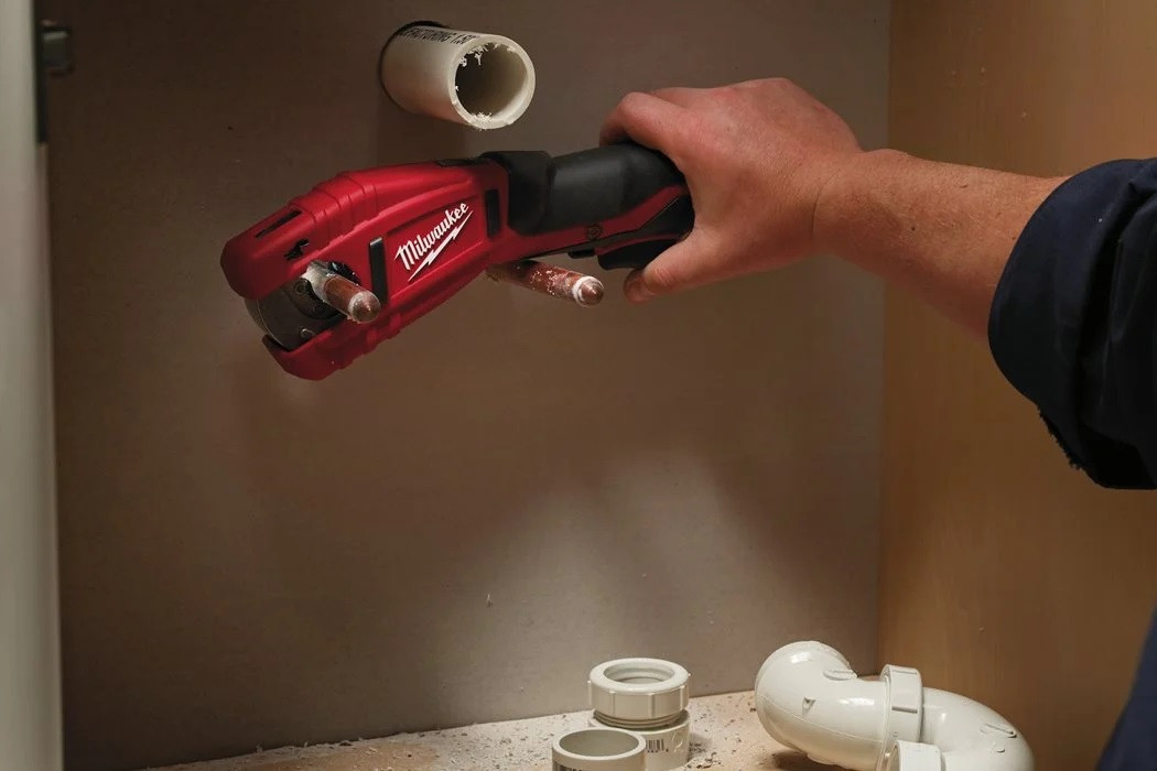 MILWAUKEE M12 SET 3 aku řezák + aku nůžky + příklepová vrtačka + kleště + odhrotovač + vodováha + pásmo + 3x aku 3,0Ah + aku 6,0Ah + nabíječka + rukavice + brýle SET 3 Obrázek - fotka
