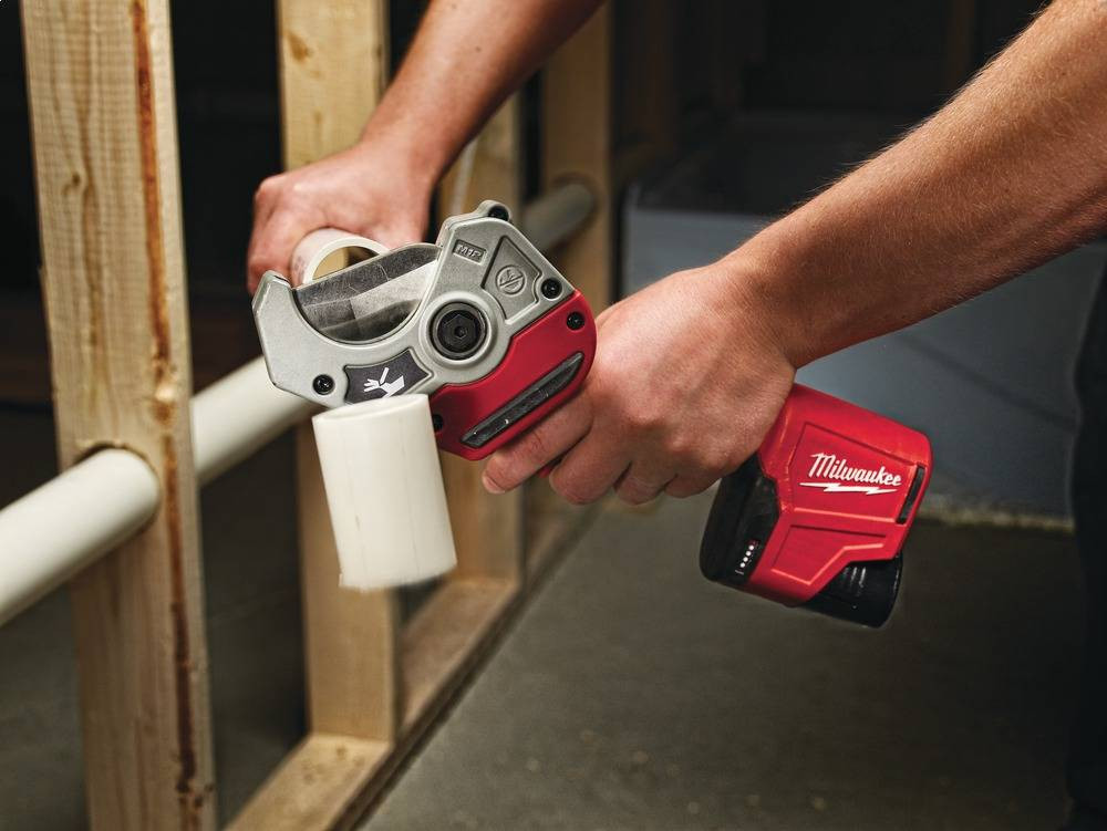 MILWAUKEE M12 SET 3 aku řezák + aku nůžky + příklepová vrtačka + kleště + odhrotovač + vodováha + pásmo + 3x aku 3,0Ah + aku 6,0Ah + nabíječka + rukavice + brýle SET 3 Obrázek - fotka