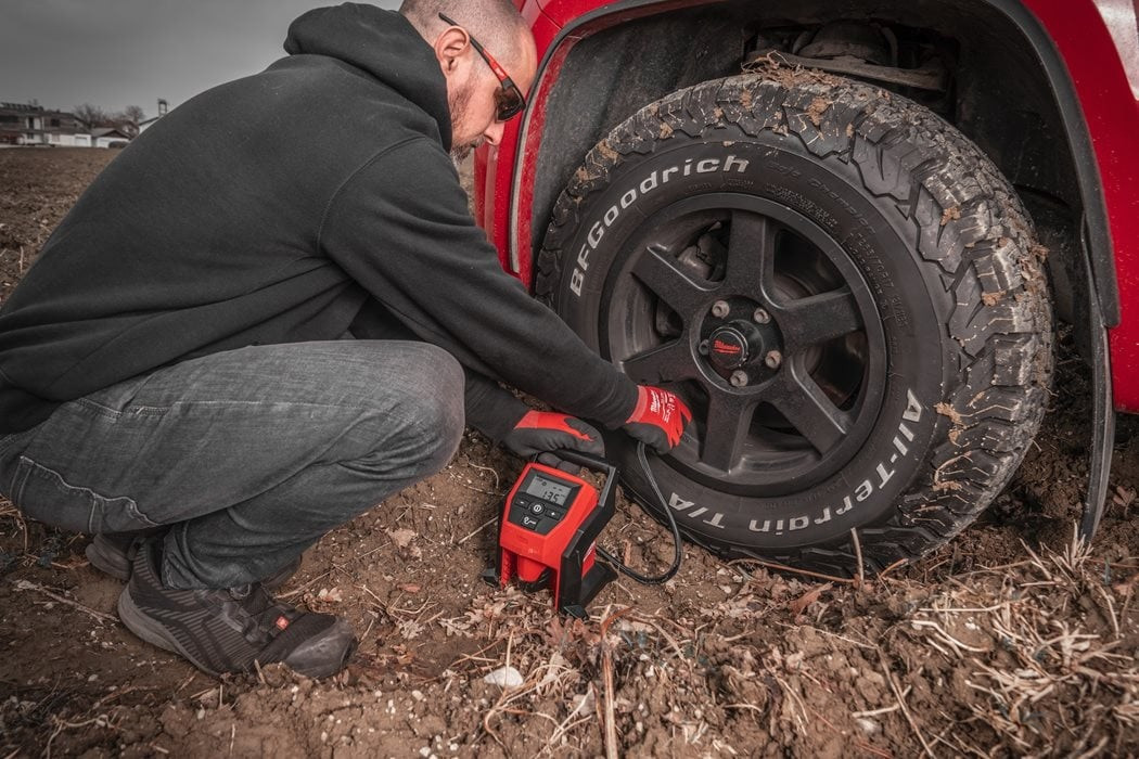 MILWAUKEE M12 BI-0 aku kompaktní kompresor 8,27 bar, bez akumulátoru, bez nabíječky 4933464124 Obrázek - fotka